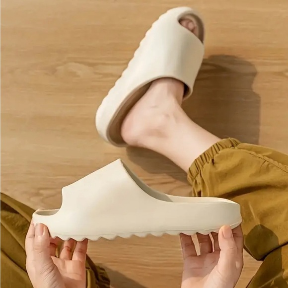 Shoes - Cloud Slippers size 8 (unisex) men/women OFF WHITE color. NWT slip resistant